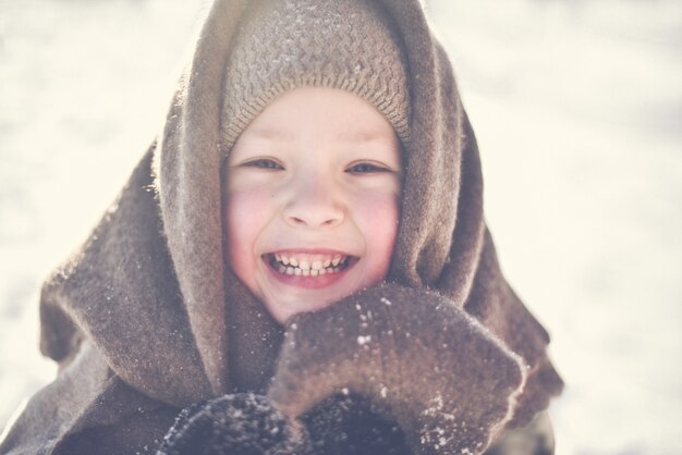 Een portret van schattig klein meisje met sjaal in winterpark