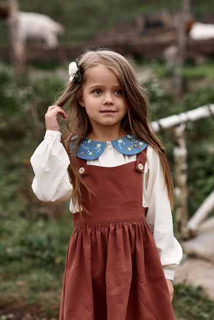 Een portret van schattige kinderen in mooie jurk op een boerderij