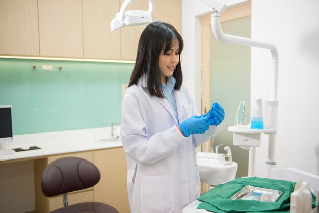 Een portret van vrouwelijke tandarts die in de tandcontrole van de tandkliniek werkt en het concept van gezond gebit