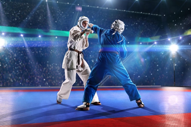 Een poster van twee mensen die witte karate-uniformen dragen