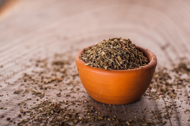 Een pot basilicum op een houten il