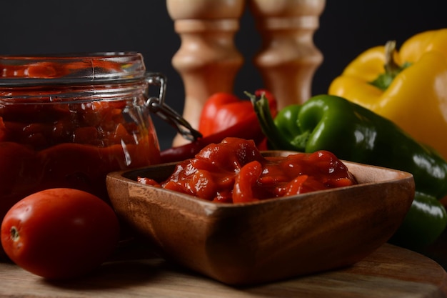 Een potje gestoofde salade met peper en tomaat (lecho). Traditioneel Hongaars gerecht