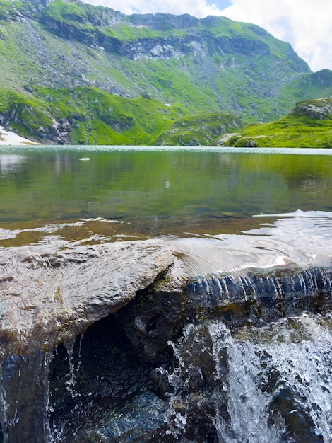 Een prachtig bergmeer overstroomt de rotsen.