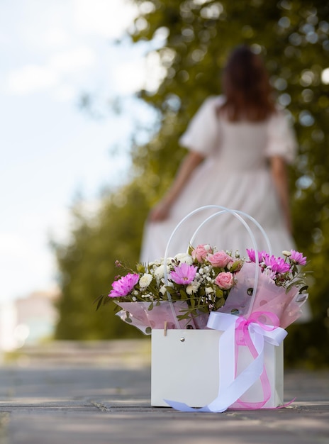Een prachtig boeket bloemen in een doos die op straat staat als cadeau voor een mooi meisje