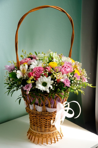 een prachtig boeket bloemen in een mand