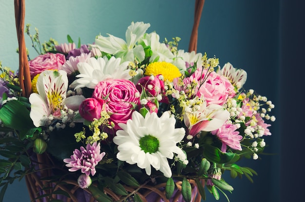 een prachtig boeket bloemen in een mand