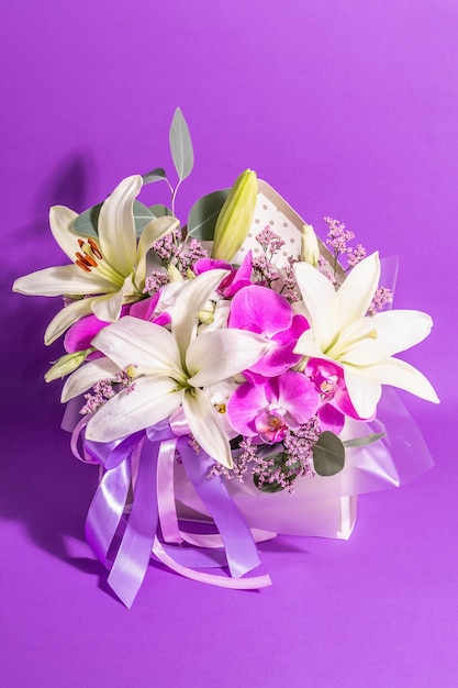 Een prachtig boeket verse bloemen op een violette achtergrond