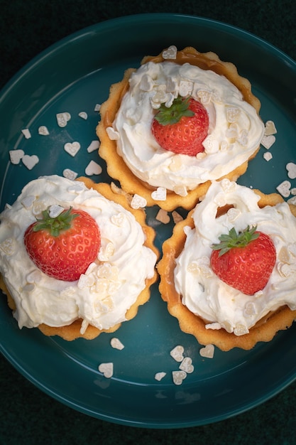 Een prachtig dessert van biscuit en slagroom met aardbeien