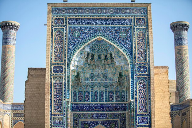 Een prachtig gebouw in een Samarkand-stad