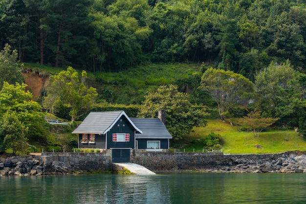 Een prachtig groen huis aan zee in Urdaibai, een biosfeerreservaat in Bizkaia naast Mundaka. Baskenland