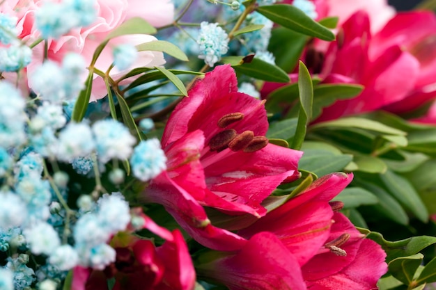 Een prachtig groot boeket met veelkleurige bloemen