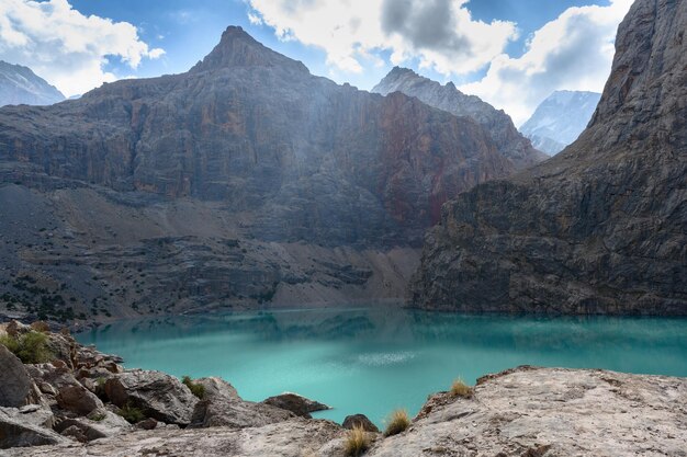 Foto een prachtig meer in de bergen van tadzjikistan