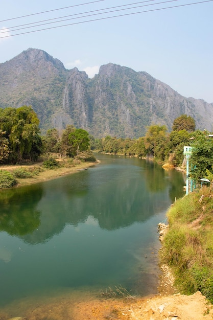 Een prachtig panoramisch uitzicht op Vang Vieng in Laos