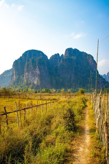 Een prachtig panoramisch uitzicht over de stad Vang Vieng in Laos