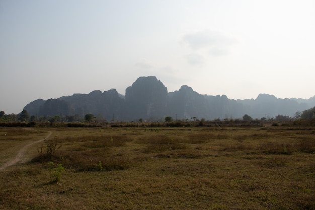 Een prachtig panoramisch uitzicht over de stad Vang Vieng in Laos
