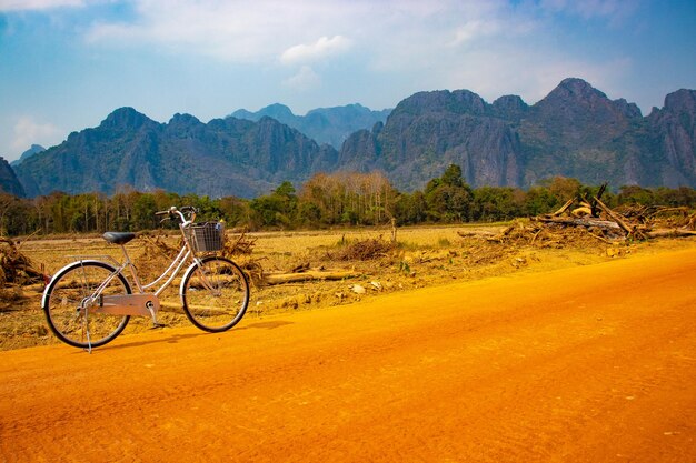 Een prachtig panoramisch uitzicht over de stad Vang Vieng in Laos