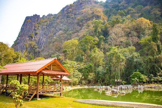 Een prachtig panoramisch uitzicht over de stad Vang Vieng in Laos