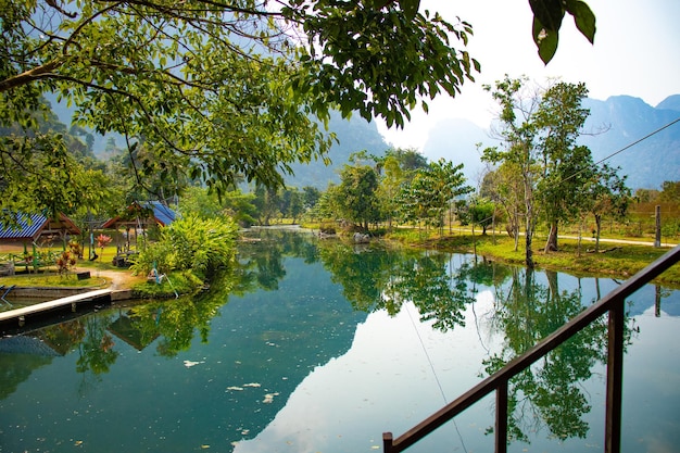 Een prachtig panoramisch uitzicht over de stad Vang Vieng in Laos