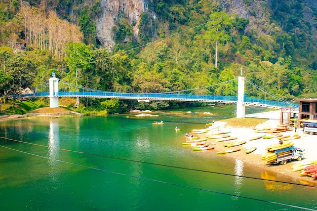 Een prachtig panoramisch uitzicht over de stad Vang Vieng in Laos