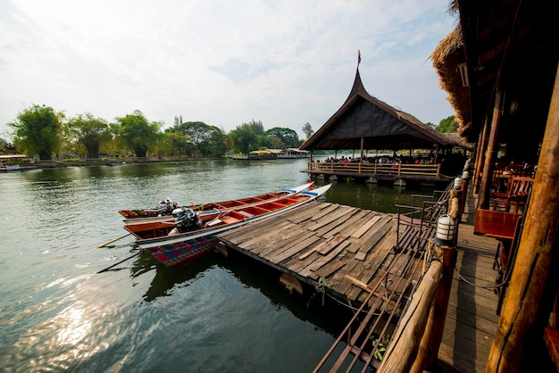 Een prachtig panoramisch uitzicht over Kanchanaburi in Thailand