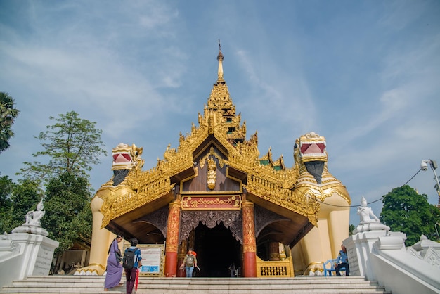 Een prachtig panoramisch uitzicht over yangon in myanmar