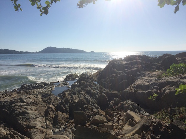 Een prachtig paradijselijk strand in Thailand op het eiland Phuket