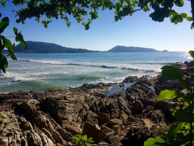 Een prachtig paradijselijk strand in Thailand op het eiland Phuket