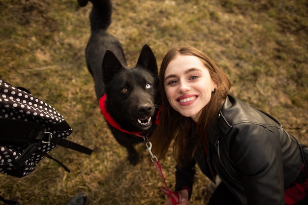 Een prachtig portret van een meisje en haar hond met kleurrijke ogen.