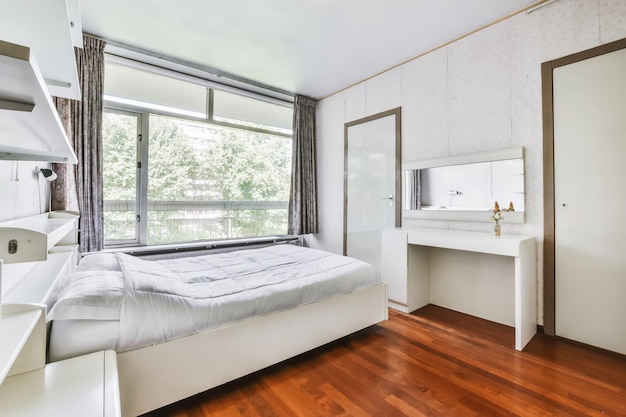 Een prachtig slaapkamergedeelte met een zacht bed bedekt met een blauwe sprei