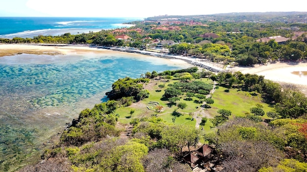 Een prachtig uitzicht met een drone op het strand van Nusa Dua op Bali, Indonesië