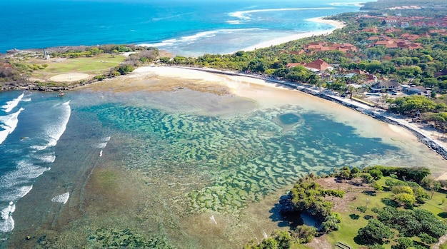 Een prachtig uitzicht met een drone op het strand van Nusa Dua op Bali, Indonesië