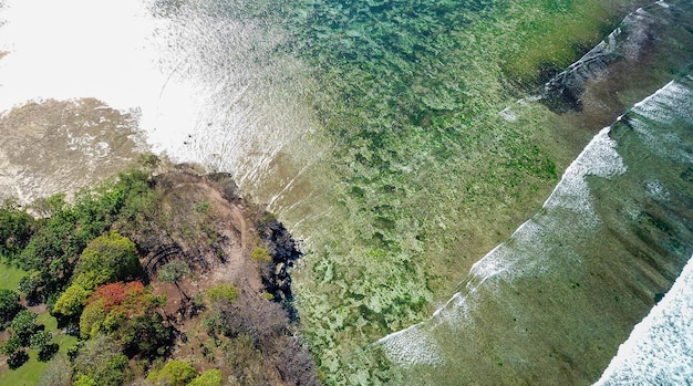 Een prachtig uitzicht met een drone op het strand van Nusa Dua op Bali, Indonesië