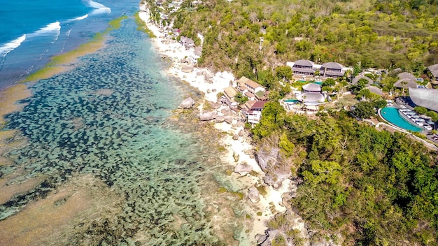 Een prachtig uitzicht met een drone op Padang Padang Beach in Bali, Indonesië