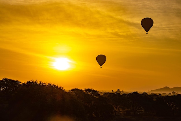 Een prachtig uitzicht op ballonnen in de stad Bagan, Myanmar