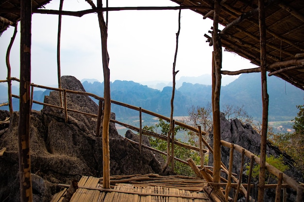 Een prachtig uitzicht op de bergen in de stad Vang Vieng Laos