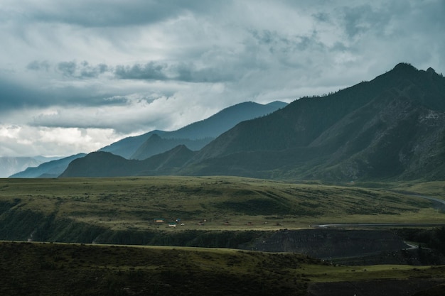 Een prachtig uitzicht op de bergen vanaf de Chuisky Trakt in de Altai Republiek