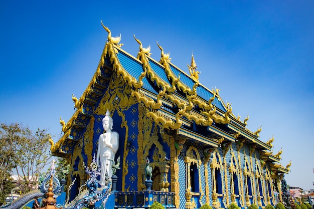 Een prachtig uitzicht op de Blauwe Tempel in Chiang Rai Thailand