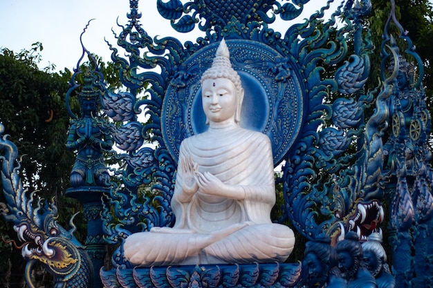 Een prachtig uitzicht op de Blauwe Tempel in Chiang Rai Thailand