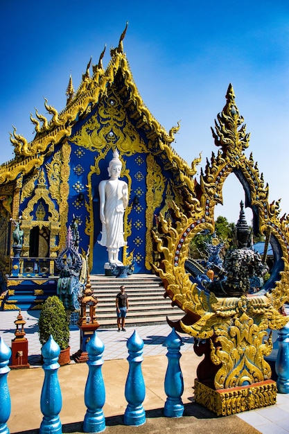 Een prachtig uitzicht op de Blauwe Tempel in Chiang Rai Thialand