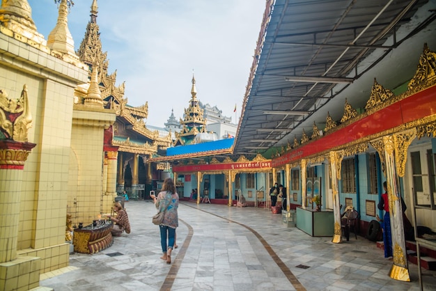 Een prachtig uitzicht op de boeddhistische tempel in Yangon, Myanmar