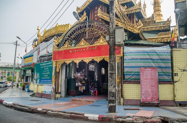 Een prachtig uitzicht op de boeddhistische tempel in Yangon, Myanmar