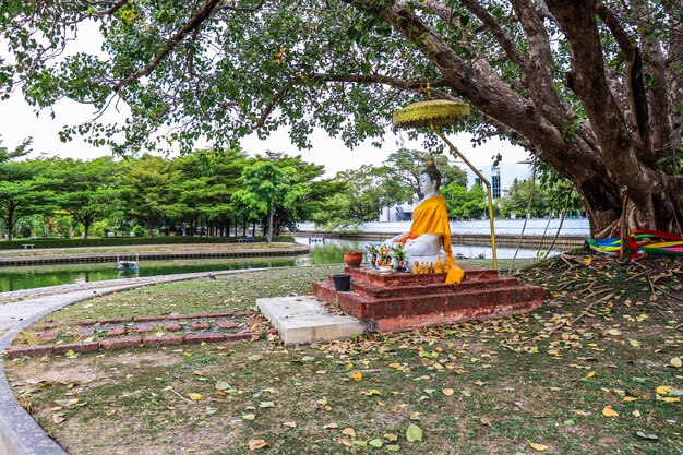 Een prachtig uitzicht op de boeddhistische tempel wat mahathat in bangkok thailand