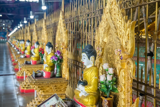 Een prachtig uitzicht op de Chaukhtatgyi Boeddha-tempel in Yangon, Myanmar