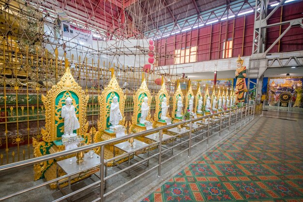 Een prachtig uitzicht op de Chaukhtatgyi Boeddha-tempel in Yangon, Myanmar