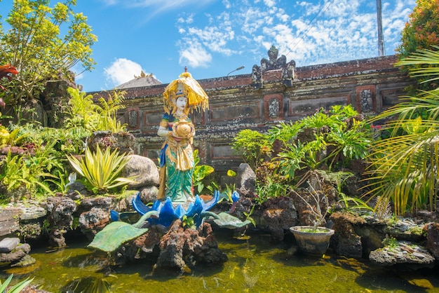 Een prachtig uitzicht op de hindoe-tempel ulun danu beratan in ubud bali, indonesië