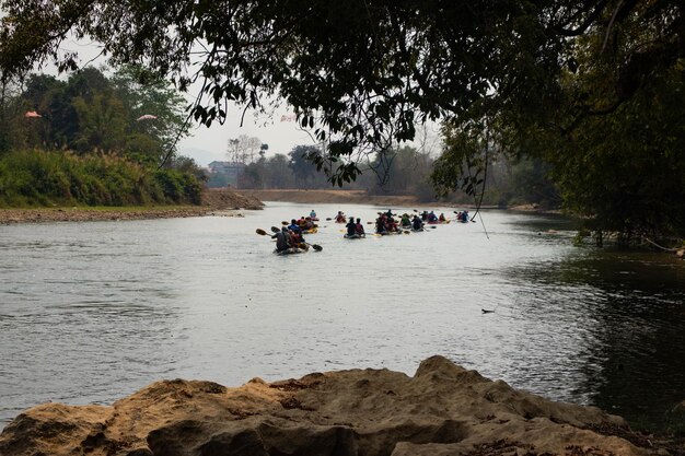 Een prachtig uitzicht op de kanosport in Vang Vieng Laos