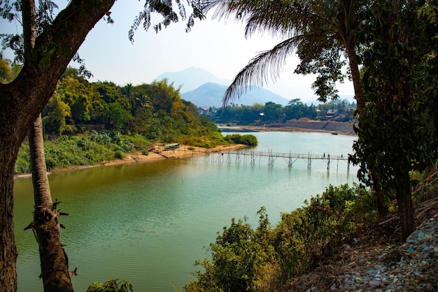 Een prachtig uitzicht op de Mekong rivier in de stad Laos . van Luang Prabang