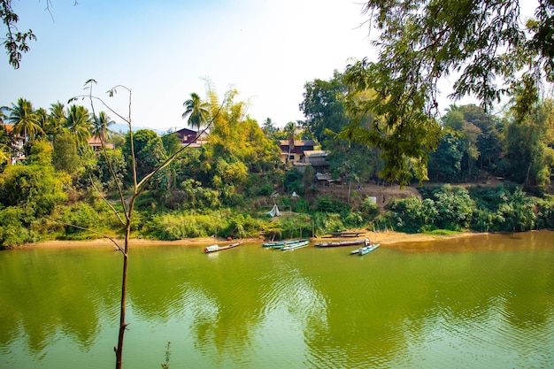 Een prachtig uitzicht op de mekong rivier in de stad laos . van luang prabang