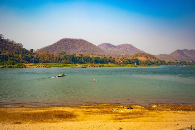 Een prachtig uitzicht op de Mekong rivier in de stad Laos . van Luang Prabang