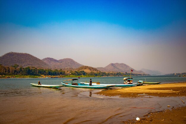 Een prachtig uitzicht op de Mekong rivier in de stad Laos . van Luang Prabang